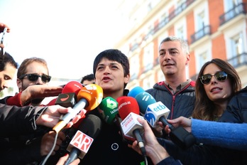Marian Beitialarrangoitia y Oskar Matute han acudido a arropar a los jóvenes de Altsasu en Madrid. (J. DANAE/ARGAZKI PRESS)