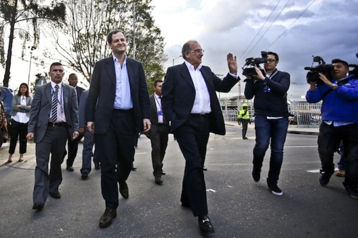 El alto comisionado para la paz de Colombia, Sergio Jaramillo, camina junto al jefe negociador del Gobierno, Humberto de la Calle. (Iván VALENCIA/AFP)