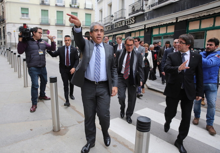Francesc Homs, arropado por numerosos políticos catalanes camino del Supremo. (J.DANAE / ARGAZKI PRESS)