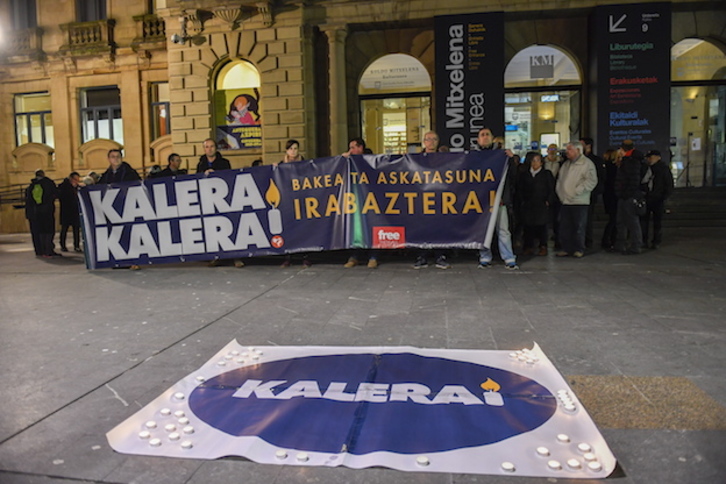 La concentración ha sido ante el Koldo Mitxelena, que acoge la exposición censurada. (Juan Carlos RUIZ / ARGAZKI PRESS)