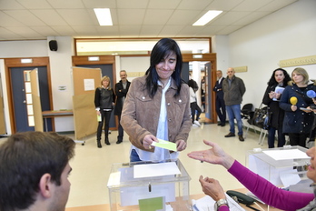 Nekane Balluerka, en el momento de depositar su voto. (Juan Carlos RUIZ / ARGAZKI PRESS)