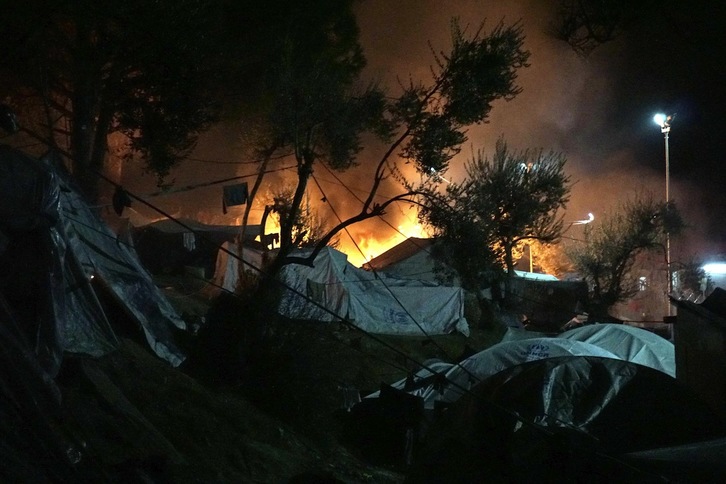 Un niño de 6 años y su abuela mueren en un incendio en el campamento de Lesbos. (AFP)