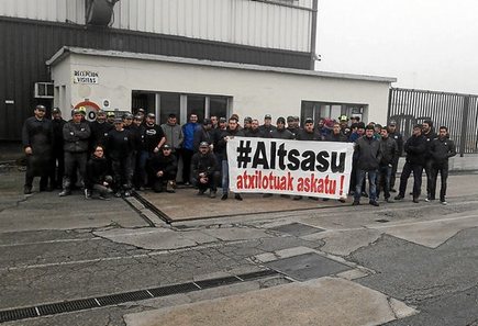 Altsasu - Euskal Herria: La juez Carmen Lamela de la Audiencia Nacional ordena encarcelar a seis vecinos de Altsasu. 1126_eh_Altsasu2
