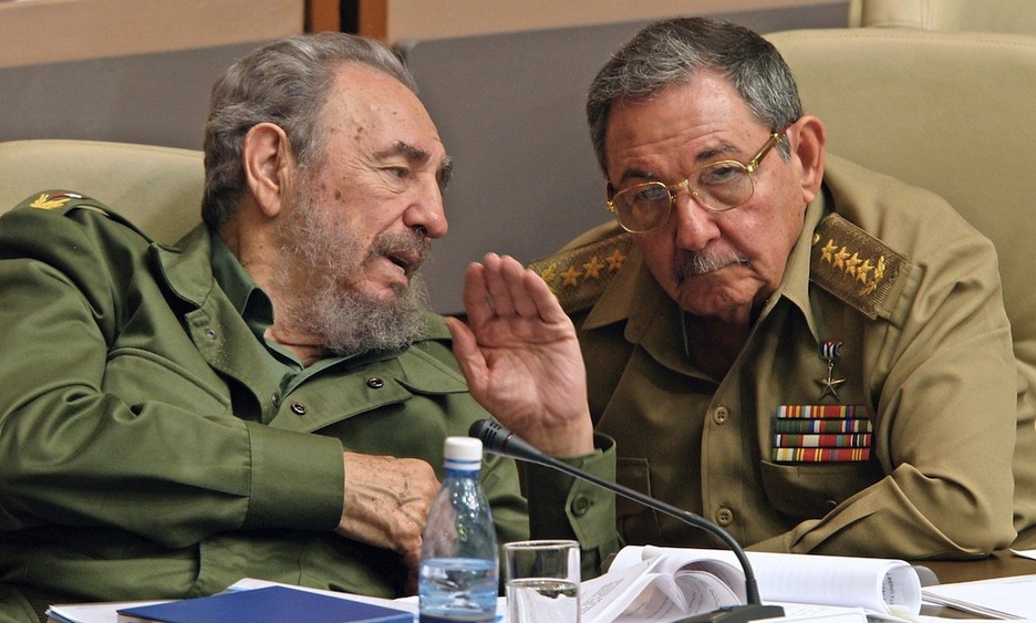 Con su hermano Raúl, en una sesión del Parlamento cubano. (Adalberto ROQUE/AFP)