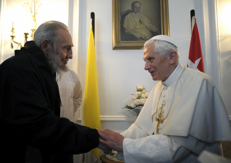 Con el papa Benedicto XVI, en 2012. (AFP)