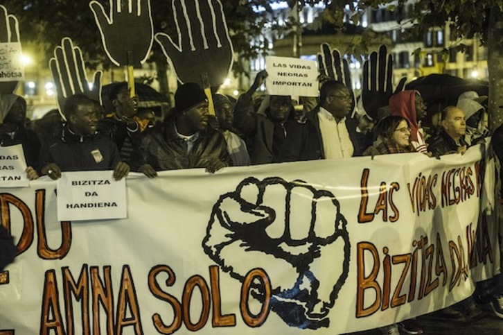 Manifestación en Iruñea para exigir el esclarecimiento de la muerte de Elhadji Ndiaye. (Jagoba MANTEROLA/ARGAZKI PRESS)