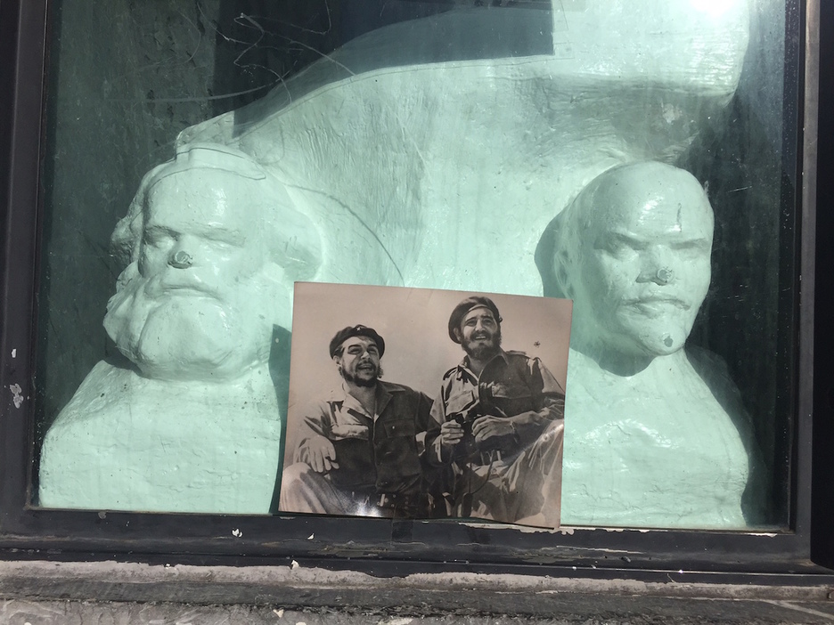 Una foto de Fidel Castro junto al ‘Che’ Guevara hoy en Otxarkoaga.