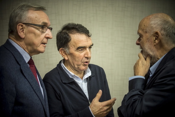 Pallín, Iruin y Lasagabaster conversan en Gasteiz. (Jaizki FONTANEDA / ARGAZKI PRESS)