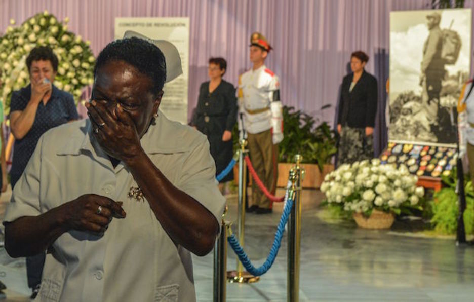 Una mujer llora desconsolada tras presentar sus respetos. (Adalberto ROQUE / AFP)
