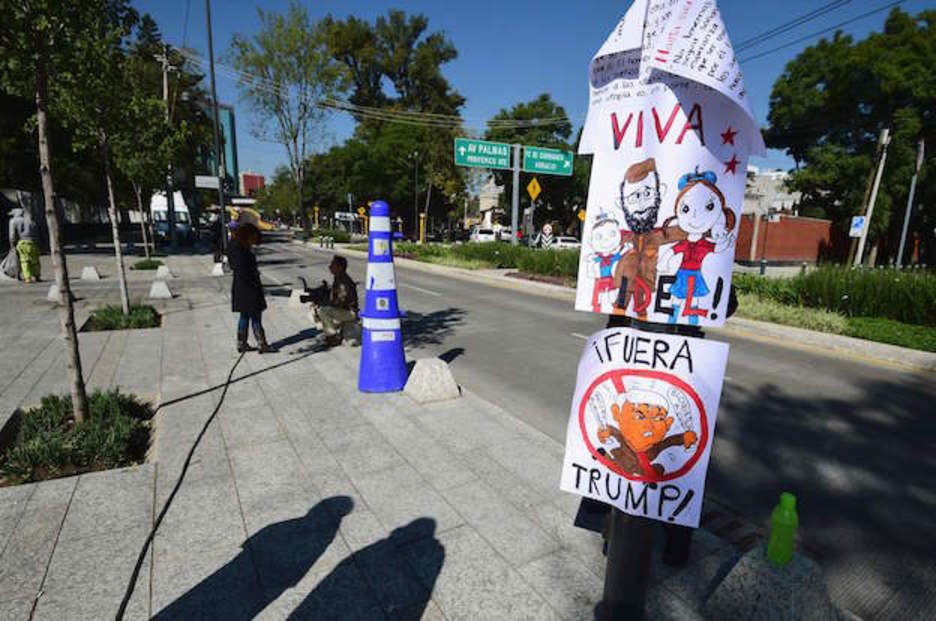 Castro y Trump, dos dibujos en México. (Alfredo ESTRELLA / AFP)