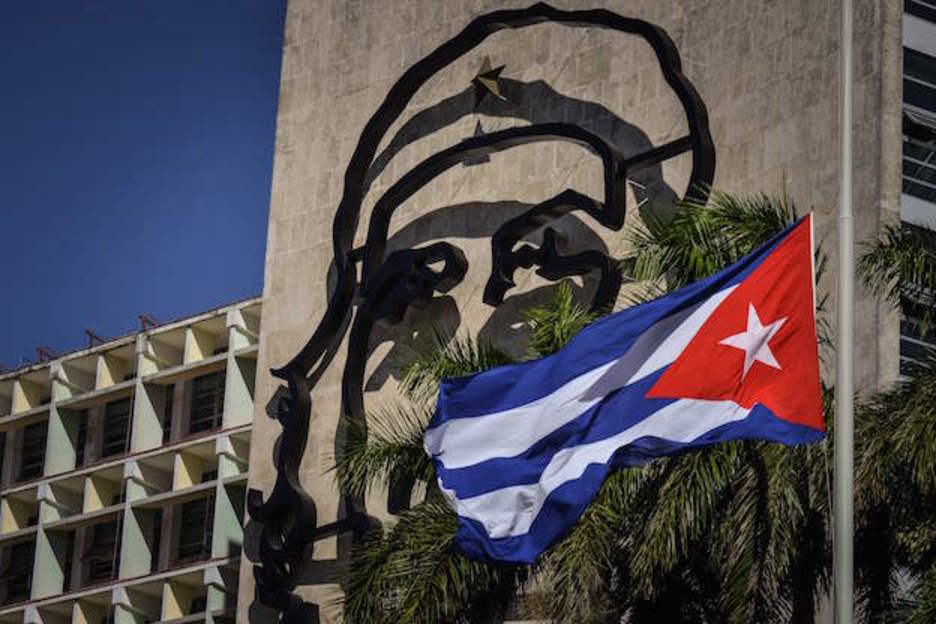 Bandera a media asta y la imagen del Che en la plaza de la Revolución. (Adalberto ROQUE / AFP)