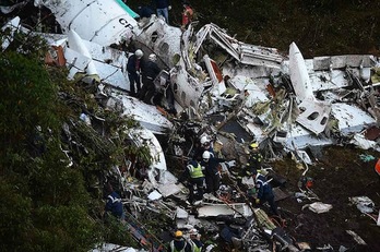 Los equipos de rescate buscan supervivientes entre los restos del avión siniestrado en Colombia. (Raúl ARBOLEDA/AFP)