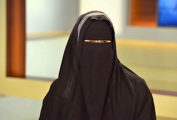 Una mujer viste el niqab, el velo que cubre la toda la cara a excepción de los ojos. (Karlheinz SCHINDLER/AFP)