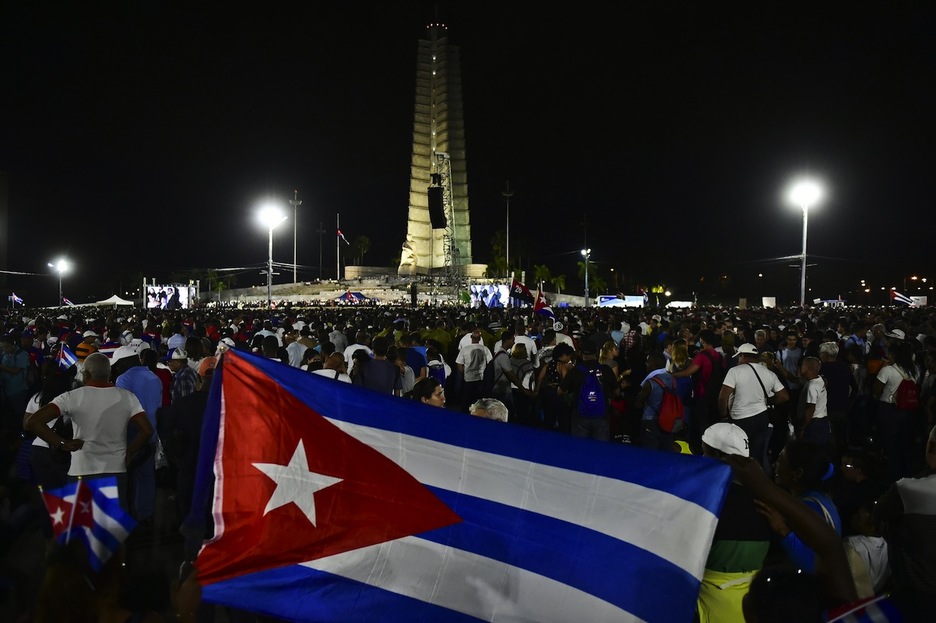 Las banderas cubanas han colapsado la Plaza de la Revolución. (Ronaldo SCHEMIDT / AFP)