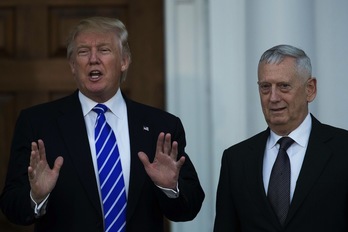 James Mattis, junto a Donald Trump, en una imagen del pasado 19 de noviembre. (Drew ANGERER / AFP)