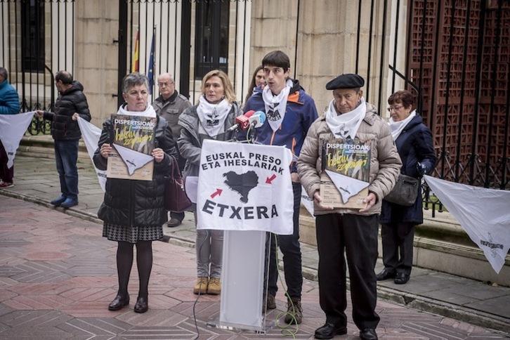 Etxerat ha presentado las cadenas de pañuelos ante el Parlamento de Gasteiz. (Jaizki FONTANEDA/ARGAZKI PRESS)