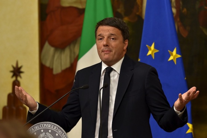 El primer ministro de Italia, Matteo Renzi, en su alocución en la sede del Ejecutivo tras conocer su derrota en el referéndum. (Andreas SOLARO/AFP)