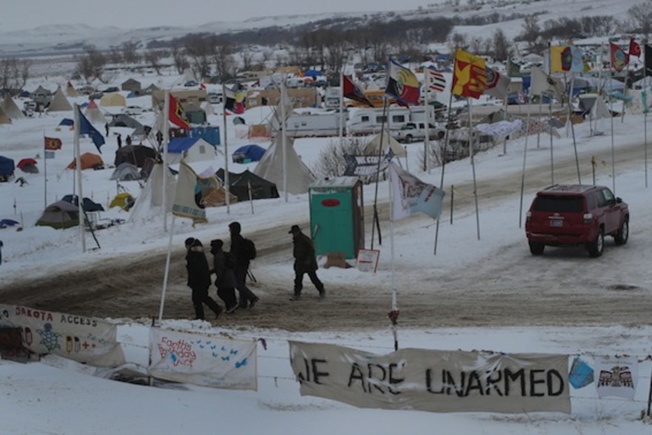 Una pancarta en la entrada advierte de que la tribu está desarmada. (Scott OLSON/AFP)