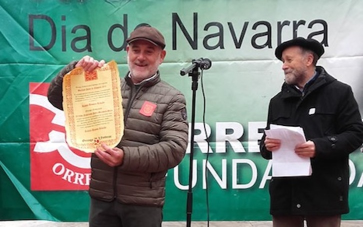 Ramón Urtasun muestra el documento que le acredita como acreedor del premio Mariscal Pedro de Navarra. (ORREAGA)