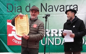 Ramón Urtasun muestra el documento que le acredita como acreedor del premio Mariscal Pedro de Navarra. (ORREAGA)