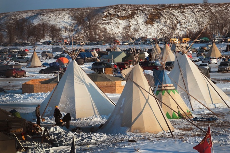 La nieve cubre el campamento en el que indígenas y ecologistas han protestado durante meses contra el oleoducto. (Scott OLSON/AFP)