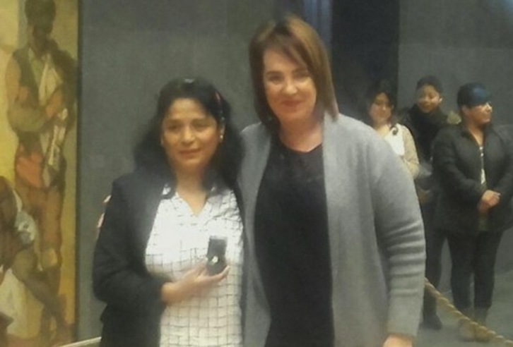 La nueva parlamentaria Fanny Carrillo posa con la presidenta de la Cámara, Ainhoa Aznarez. (PODEMOS)
