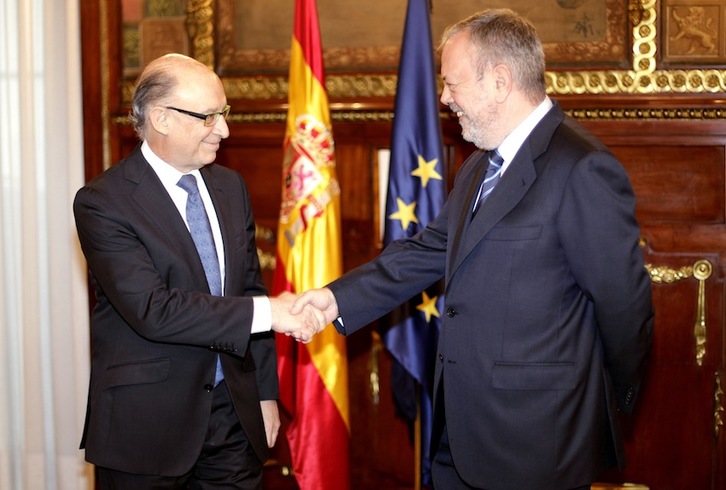 Cristóbal Montoro y Pedro Azpiazu se han reunido en Madrid. (J.DANAE/ARGAZKI PRESS)