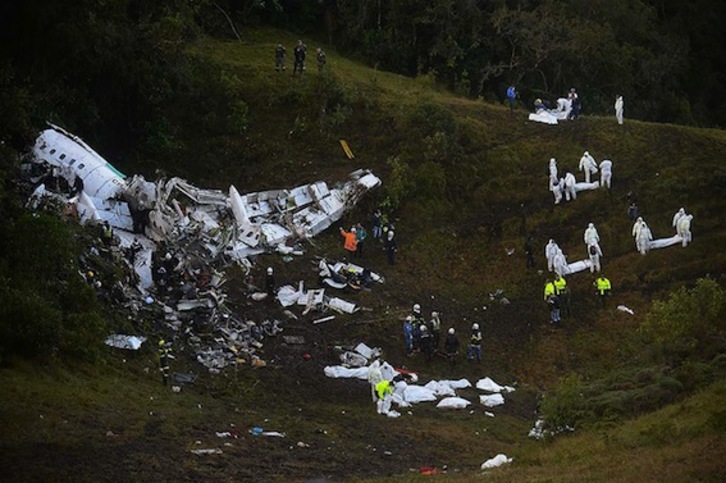 71 personas fallecieron en el accidente y otras seis resultaron heridas. (Raúl ARBOLEDA/AFP)