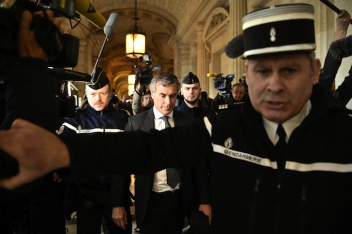 El exministro Cahuzac abandona el tribunal escoltado por gendarmes. (Philippe LOPEZ/AFP)