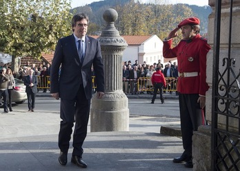 El president de la Generalitat, Carles Puigdemont, en la Casa de Juntas de Gernika, donde acudió para seguir la toma de posesión de Iñigo Urkullu como lehendakari. (Monika DEL VALLE/ARGAZKI PRESS)