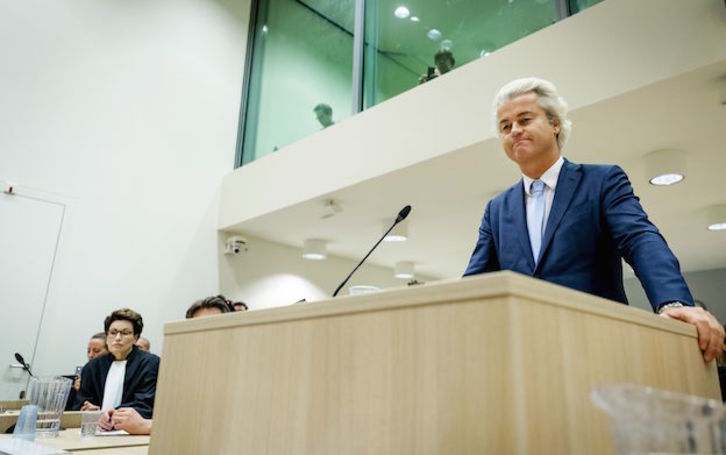 Geert Wilders, durante una de las sesiones del juicio. (ROBIN VAN LONKHUIJSEN / AFP)