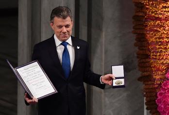 Juan Manuel Santos, con el premio en mano. (Tobias SCHWARZ/AFP)