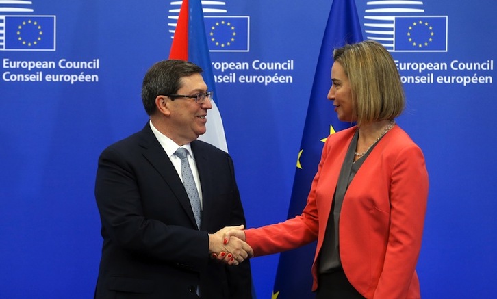 El canciller de Cuba, Bruno Rodríguez, y la jefa de la diplomacia europea, Federica Mogherini se estrechan la mano. (Emmanuel DUNAND/AFP)