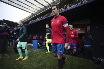 Miguel Flaño, en el momento de saltar al terreno de juego para enfrentarse al Barcelona. (OSASUNA)