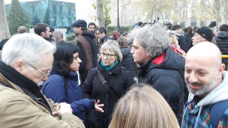 Representantes de diferentes partidos han acudido a las puertas de la AN a arropar a los imputados por quemar fotos de Felipe de Borbón. (@Esquerra_ERC)
