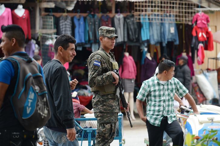 Un soldado hondureño, en un mercado de Marcala. Orlando SIERRA | AFP