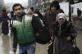 Civiles sirios abandonan una zona de Alepo controlada por los rebeldes. (Karam AL-MASRI/AFP)