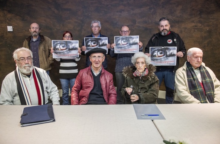 Representantes de la plataforma vasca por la querella argentina, junto con Tasio Erkizia, Julia Lanas y Luis Ormazabal. (Marisol RAMÍREZ/ARGAZKI PRESS)
