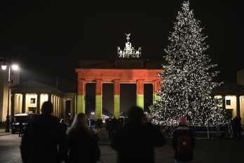 La puerta de Brandenburgo se ha vestido con los colores de la bandera alemana. (Clemens BILAN / AFP)