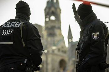 Dos policías desplegados en la zona donde se produjo el ataque. (Clemens BILAN/AFP)
