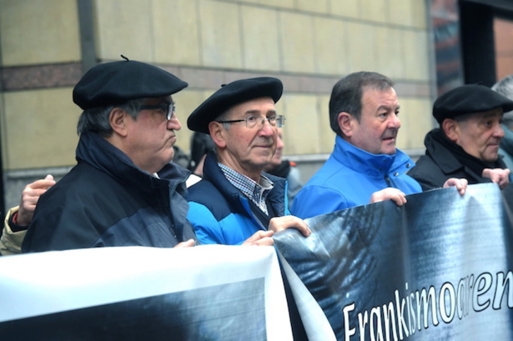 Tasio Erkizia ha participado en la concentración que se ha llevado a cabo en los exteriores del Juzgado. (ARGAZKI PRESS)