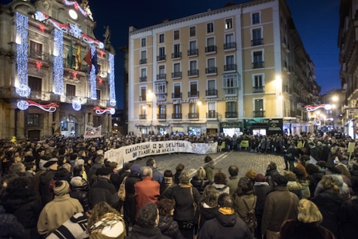 Concentración en la plaza consistorial de Iruñea. (Iñigo URIZ/ARGAZKI PRESS)