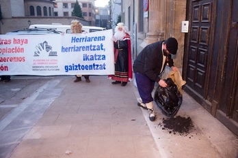 Olentzero ha depositado carbón en el Arzobispado. (Iñigo URIZ/ARGAZKI PRESS)