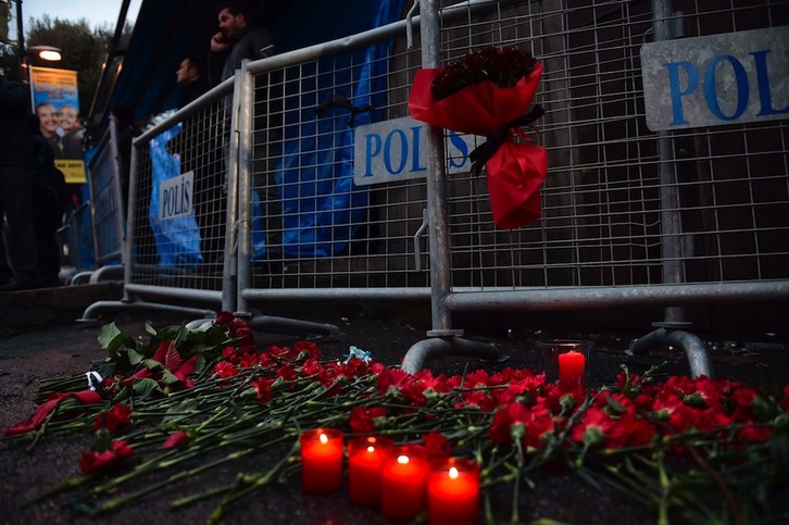Flores y velas en el exterior de la discoteca Reina en memoria de las víctimas del ataque. (Yasin AKGUL/AFP) 