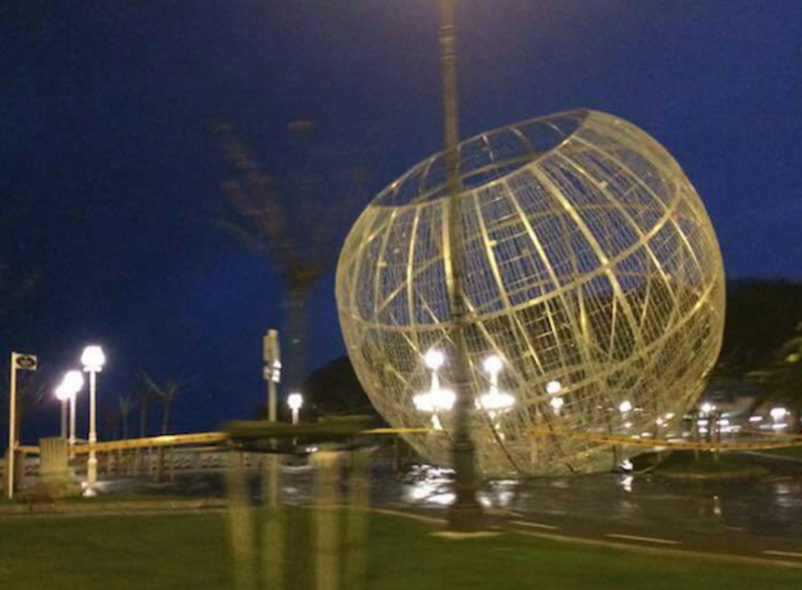 El viento ha hecho rodar la bola navideña de Alderdi Eder, en Donostia.
