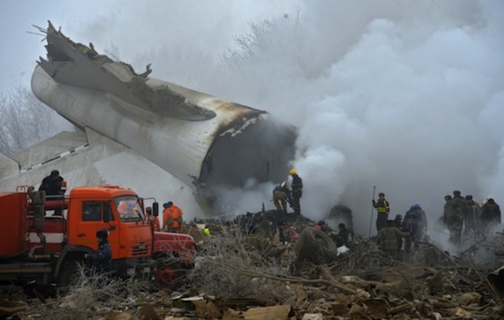 Personal de rescate trabaja en el lugar del accidente. (Vyacheslav OSELEDKO/AFP)