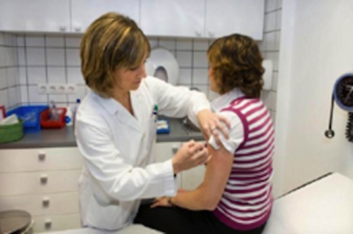 Una niña es vacunada por una profesional. (GOBIERNO DE NAFARROA)