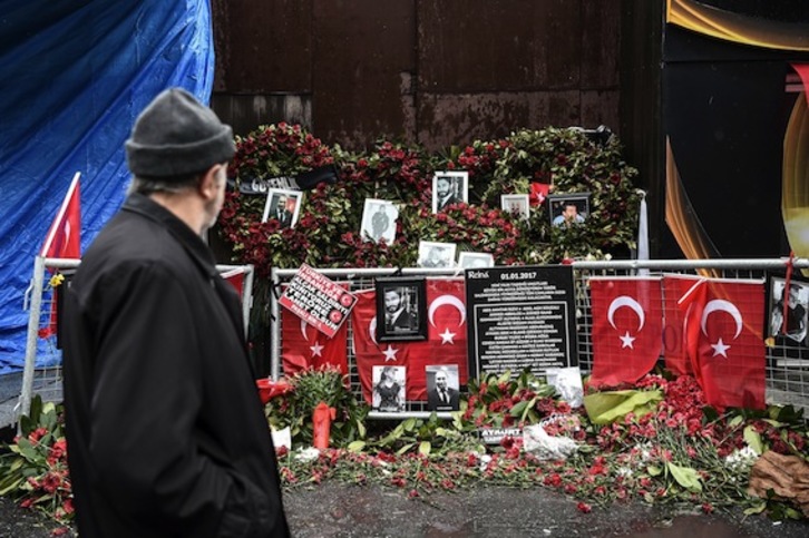 Ofrendas florales en memoria de las víctimas del ataque. (Ozan KOSE/AFP)