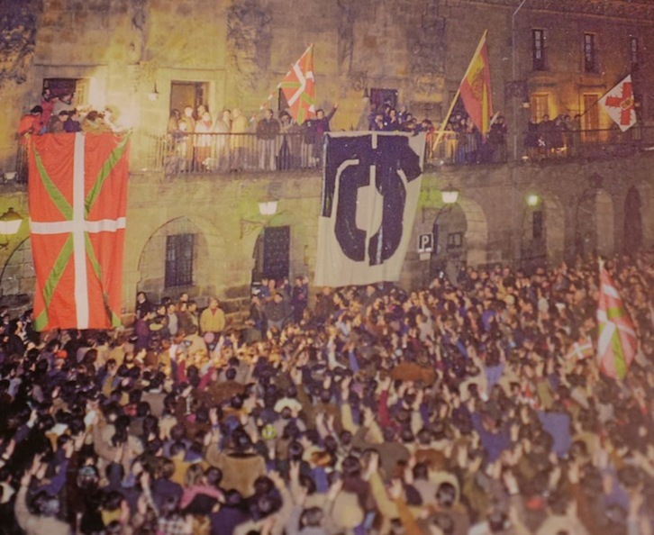 La ikurriña y la banderola por la amnistía en el Ayuntamiento de Bergara, el 19 de enero de 1977. (Roman Larrañaga, ‘Euskal Herria 1970-1990 Historia iruditan’.