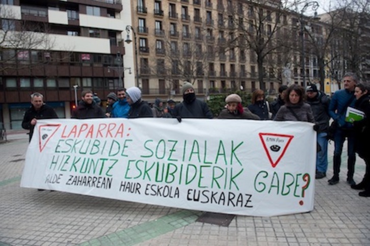 Un momento de la concentración para reclamar una escuela infantil del Gobierno en euskara en Alde Zaharra. (Iñigo URIZ/ARGAZKI PRESS)